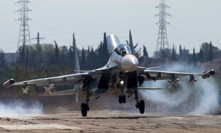 Một máy bay chiến đấu Sukhoi Su-30 của Nga hạ cánh xuống căn cứ Hmeymim ở Syria.